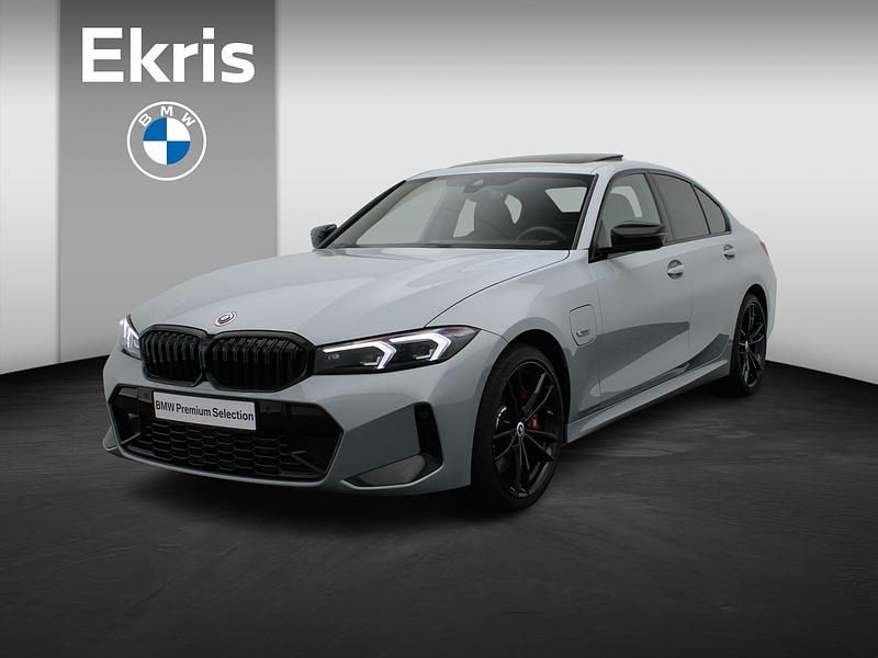 Grijs Gebruikt 2023 BMW 320e Comfort Edition Sedan | € 41.950 (Duur) - Afbeelding 1/4