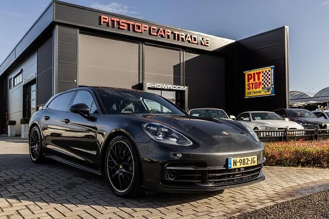 Grijs Gebruikt 2018 Porsche Panamera Sport Turismo Stationwagen | € 52.450 (Eerlijke prijs) - Afbeelding 1/4