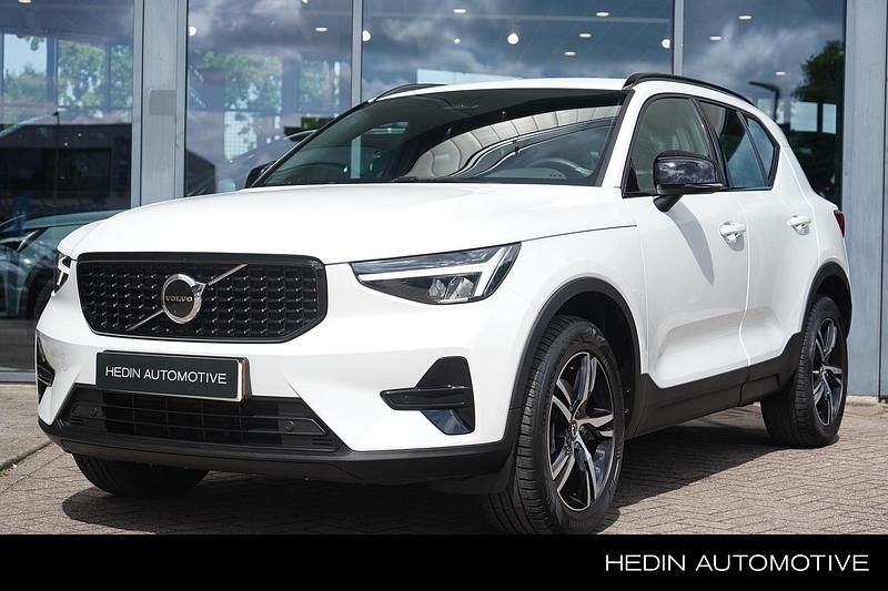 Wit Gebruikt 2024 Volvo XC40 Plus SUV | € 43.995 (Eerlijke prijs) - Afbeelding 1/4
