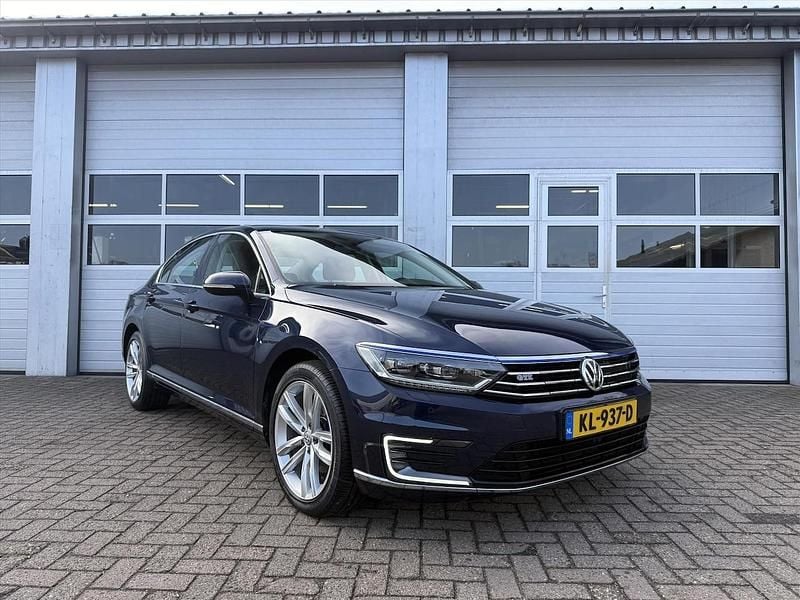 Blauw Occasion 2016 VW Passat GTE Sedan | € 10.950 (Super prijs) - Afbeelding 1/4