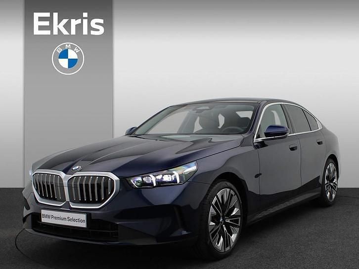 Blauw Gebruikt 2024 BMW 520 Comfort Edition Sedan | € 52.900 (Eerlijke prijs) - Afbeelding 1/4