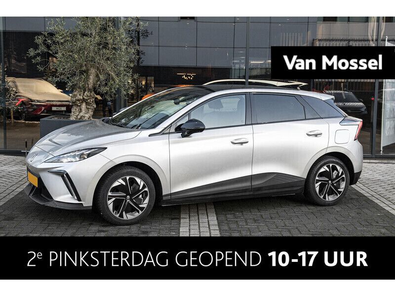 Oranje Nieuw 2025 MG MG4 EV Hatchback | € 33.600 (Duur) - Afbeelding 1/3