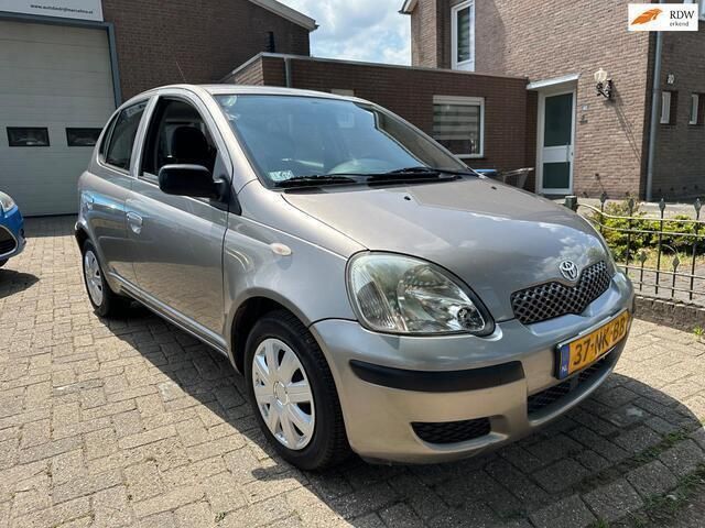Grijs Gebruikt 2003 Toyota Yaris Hatchback | € 2.299 (Eerlijke prijs) - Afbeelding 1/4