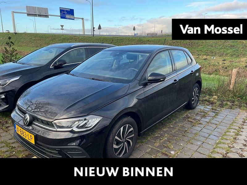 Zwart Occasion 2024 VW Polo Life Hatchback | € 19.900 (Goede deal) - Afbeelding 1/4