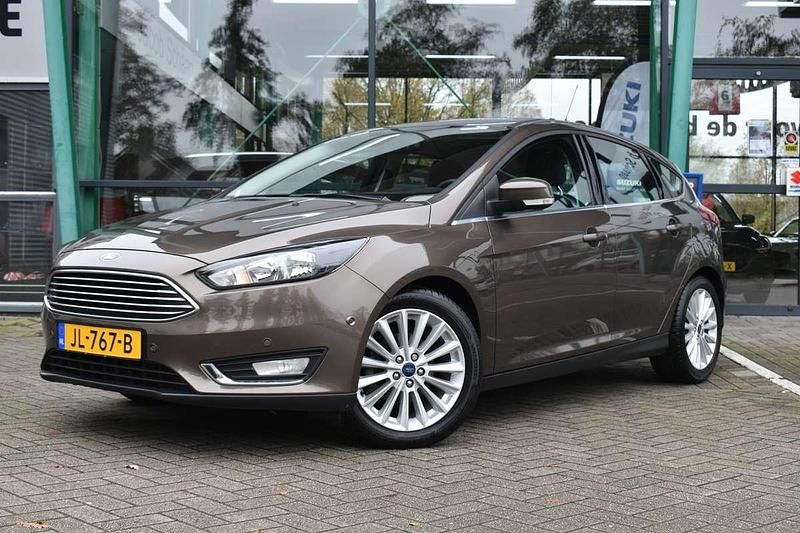 Bruin Gebruikt 2016 Ford Focus Titanium Hatchback | € 9.499 (Goede deal) - Afbeelding 1/4
