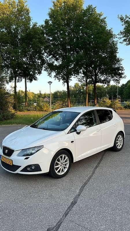 Wit Gebruikt 2010 Seat Ibiza Style MPV | € 2.300 (Super prijs) - Afbeelding 1/4