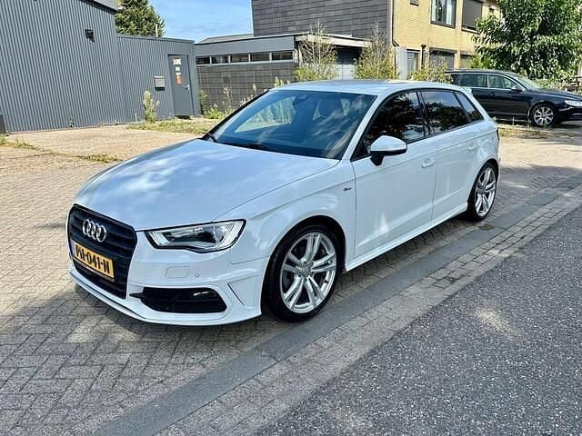Wit Gebruikt 2016 Audi A3 Sportback Ambiente Hatchback | € 14.900 (Eerlijke prijs) - Afbeelding 1/4