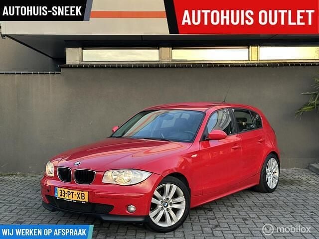 Rood Occasion 2004 BMW 118 Executive Hatchback | € 1.909 (Duur) - Afbeelding 1/4