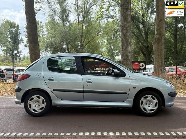 Grijs, metallic lak Gebruikt 2003 Peugeot 206 Hatchback | € 1.599 (Eerlijke prijs) - Afbeelding 1/4