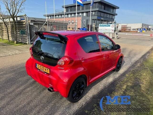 Occasion Toyota Aygo 68 PK (50 kW) 2007 Rood Hatchback