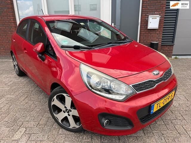 Rood Gebruikt 2013 Kia Rio Hatchback | € 5.750 (Goede deal) - Afbeelding 1/4