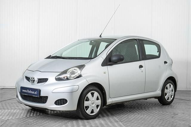 Grijs Gebruikt 2010 Toyota Aygo Hatchback | € 3.999 (Eerlijke prijs) - Afbeelding 1/4
