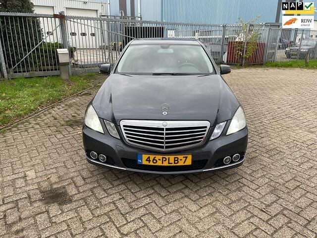 Grijs Gebruikt 2011 Mercedes E350 Elegance Sedan | € 6.750 (Eerlijke prijs) - Afbeelding 1/4