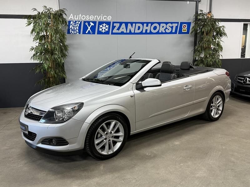 Grijs Gebruikt 2007 Opel Astra Cabriolet Cosmo Cabriolet | € 4.995 (Eerlijke prijs) - Afbeelding 1/4