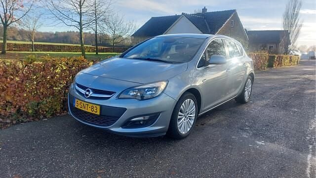 Grijs (metallic) Gebruikt 2013 Opel Astra Design Edition Hatchback | € 3.450 (Eerlijke prijs) - Afbeelding 1/4