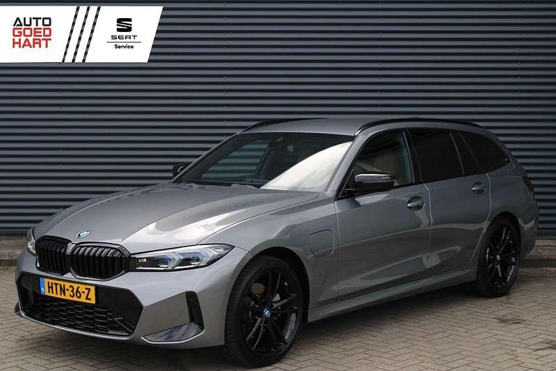 Grijs Gebruikt 2024 BMW 330e M Sport Stationwagen | € 47.895 (Super prijs) - Afbeelding 1/4