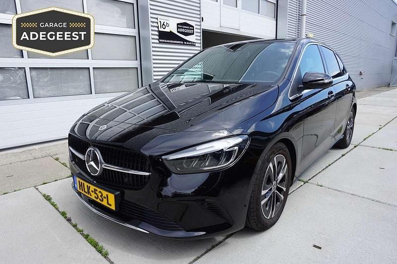 Zwart Gebruikt 2023 Mercedes B180 Business MPV | € 33.950 - Afbeelding 1/4