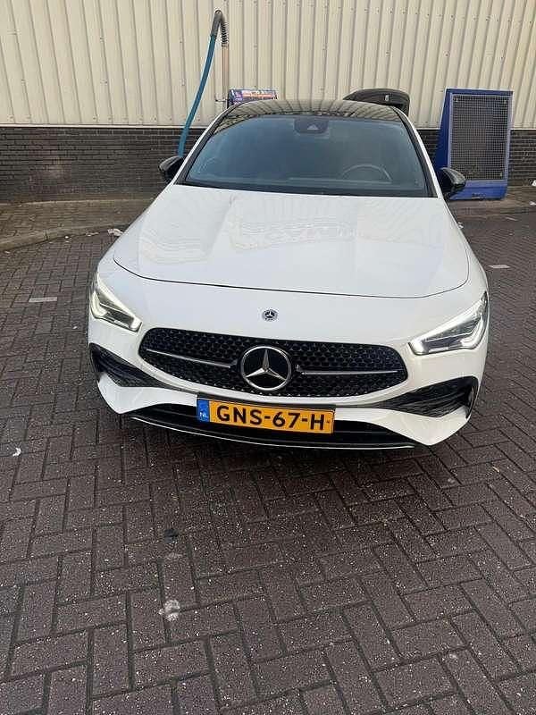 Wit Gebruikt 2023 Mercedes CLA250e AMG line Sedan | € 40.500 (Iets duurder) - Afbeelding 1/4
