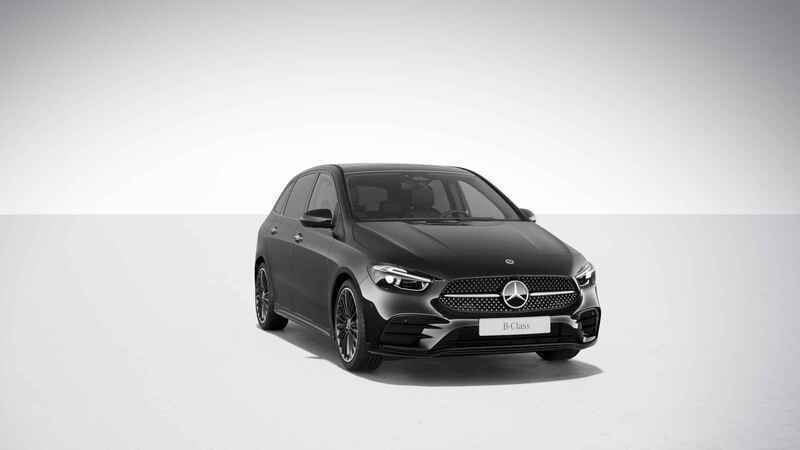 Zwart Gebruikt 2023 Mercedes B180 AMG line MPV | € 44.950 (Duur) - Afbeelding 1/4