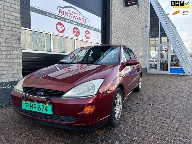 Rood Gebruikt 1999 Ford Focus Ghia Sedan | € 1.199 (Eerlijke prijs) - Afbeelding 1/4