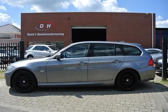 Grijs Gebruikt 2011 BMW 320 Efficient Dynamics Stationwagen | € 3.499 (Eerlijke prijs) - Afbeelding 1/4