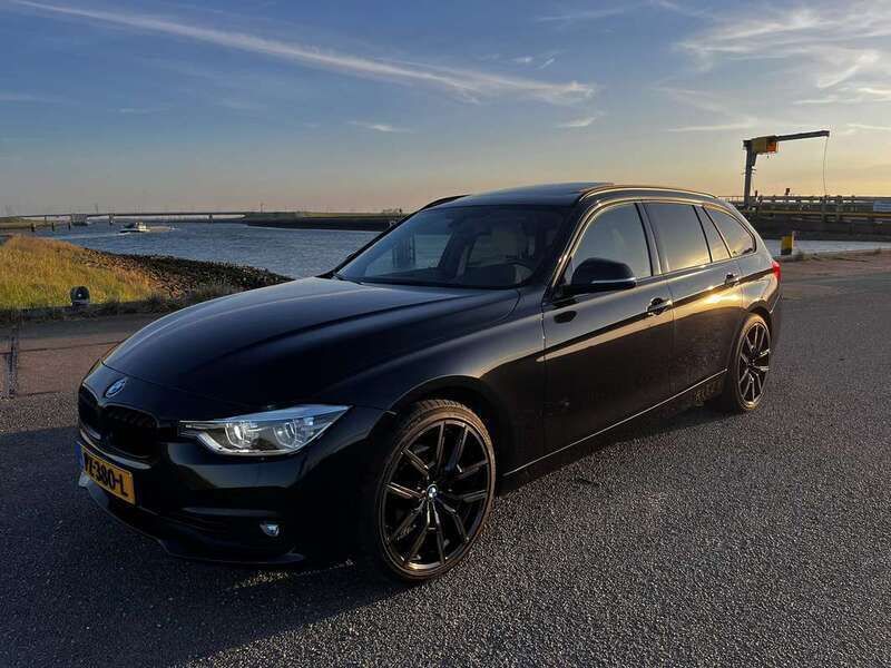 Zwart Gebruikt 2017 BMW 318 Stationwagen | € 16.950 (Eerlijke prijs) - Afbeelding 1/4