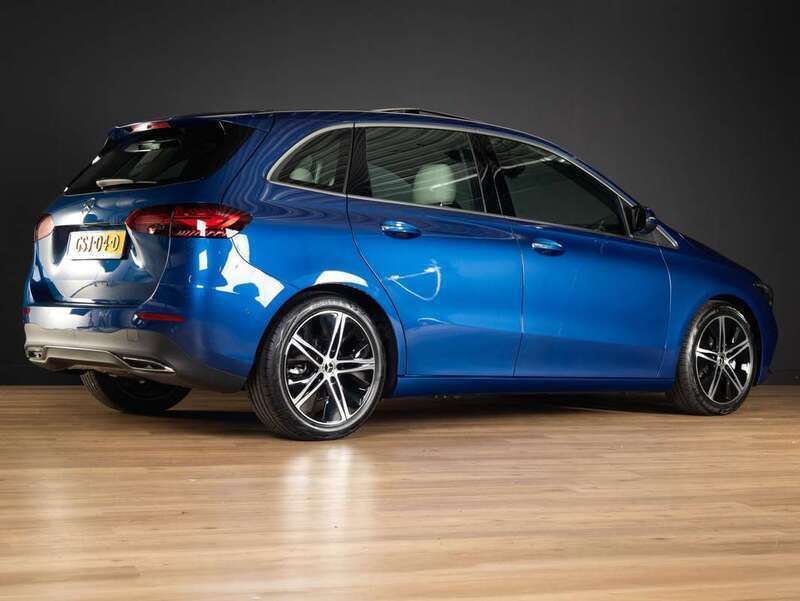 Blauw, metallic lak Gebruikt 2024 Mercedes B180 Luxury MPV | € 43.950 - Afbeelding 1/3