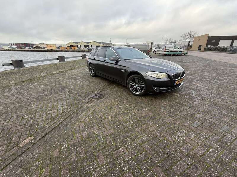 Grijs Gebruikt 2011 BMW 520 Executive Stationwagen | € 5.999 (Super prijs) - Afbeelding 1/4
