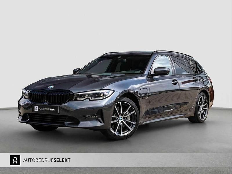 Grijs Occasion 2022 BMW 330e Stationwagen | € 27.900 (Super prijs) - Afbeelding 1/4