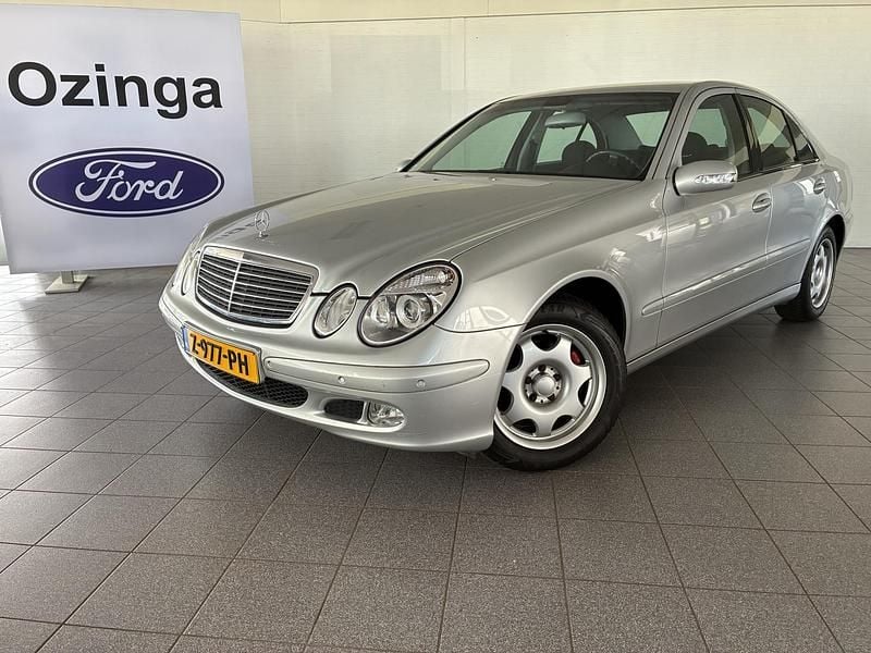 Grijs Gebruikt 2003 Mercedes E240 Classic Sedan | € 9.800 (Duur) - Afbeelding 1/4