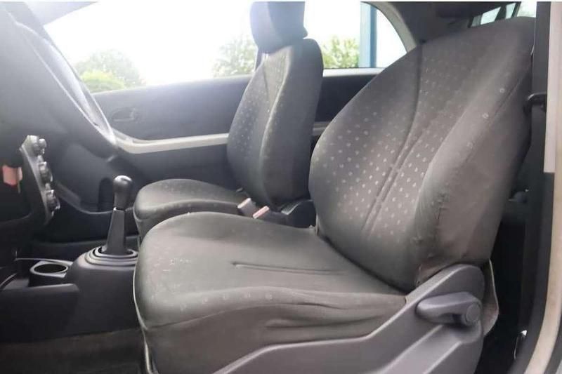 Occasion Toyota Yaris Terra 69 PK (50 kW) 2007 Zilver Hatchback