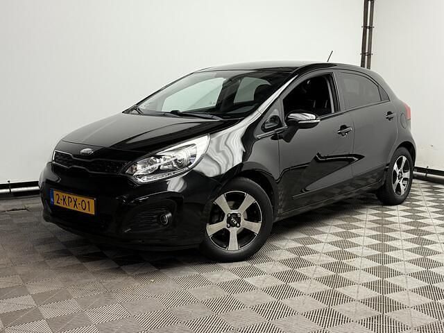 Zwart Occasion 2013 Kia Rio Plus Hatchback | € 6.975 (Eerlijke prijs) - Afbeelding 1/4