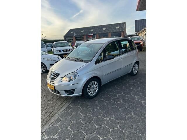 Grijs Gebruikt 2012 Lancia Musa S MPV | € 4.950 (Iets duurder) - Afbeelding 1/4