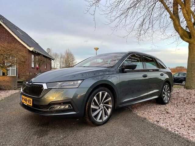 Grijs, metallic lak Gebruikt 2021 Skoda Octavia Sport Stationwagen | € 38.500 - Afbeelding 1/4