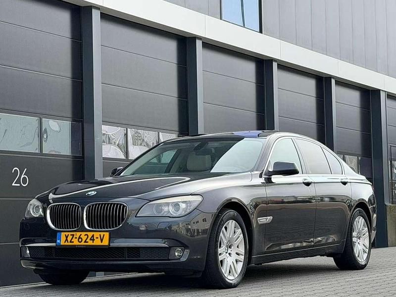 Grijs Gebruikt 2011 BMW 730 Sedan | € 8.950 - Afbeelding 1/4