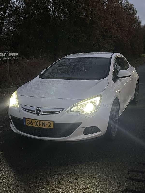 Wit Occasion 2012 Opel Astra Sport Hatchback | € 6.800 (Eerlijke prijs) - Afbeelding 1/4