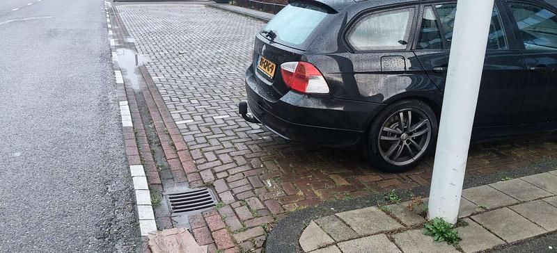 Zwart Occasion 2008 BMW 318 Stationwagen | € 2.350 (Goede deal) - Afbeelding 1/3