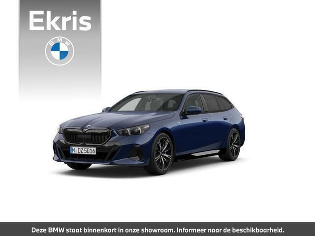 Blauw, metallic lak Nieuw 2025 BMW 520 M Sport Stationwagen | € 86.093 (Eerlijke prijs) - Afbeelding 1/4