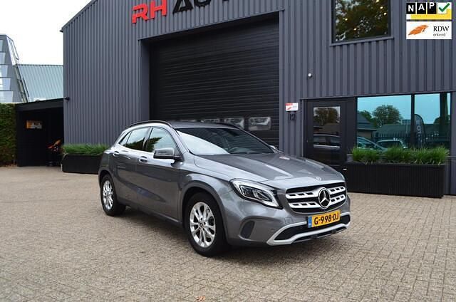 Grijs Gebruikt 2019 Mercedes GLA180 Business SUV | € 17.950 - Afbeelding 1/4