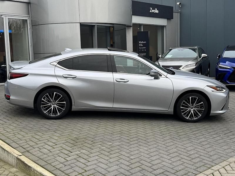 Occasion Lexus ES300H Business Edition 218 PK (160 kW) 2024 Grijs Sedan