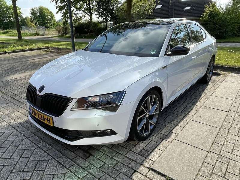 Wit Gebruikt 2017 Skoda Superb SportLine Sedan | € 14.499 (Eerlijke prijs) - Afbeelding 1/4