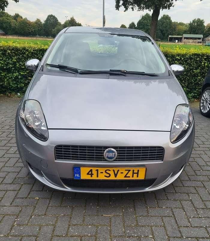 Grijs Occasion 2006 Fiat Punto Sedan | € 1.399 (Eerlijke prijs) - Afbeelding 1/4