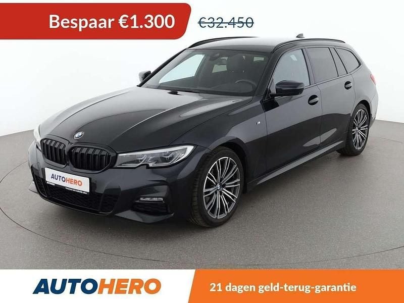 Zwart, metallic lak Gebruikt 2020 BMW 318 M Sport Stationwagen | € 31.349 (Iets duurder) - Afbeelding 1/3