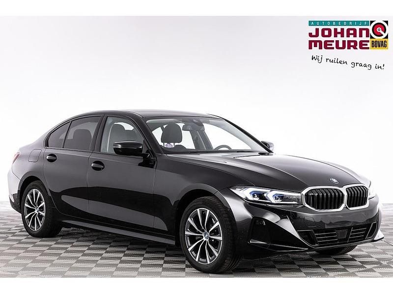 Zwart Occasion 2024 BMW 320 Basis Sedan | € 34.900 (Super prijs) - Afbeelding 1/4