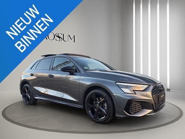Grijs Gebruikt 2021 Audi A3 Sportback Competition Hatchback | € 31.450 (Eerlijke prijs) - Afbeelding 1/4