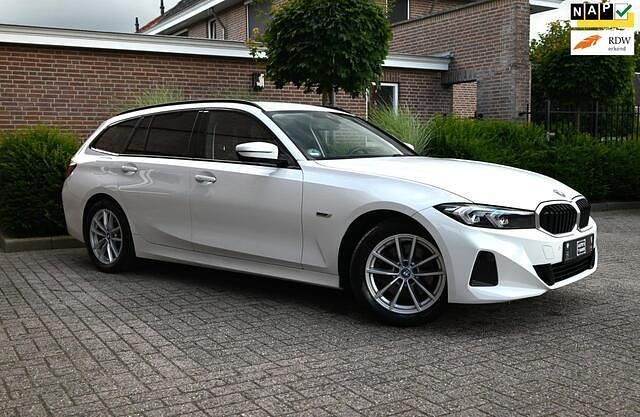 Wit Gebruikt 2022 BMW 320 Stationwagen | € 28.900 (Goede deal) - Afbeelding 1/4