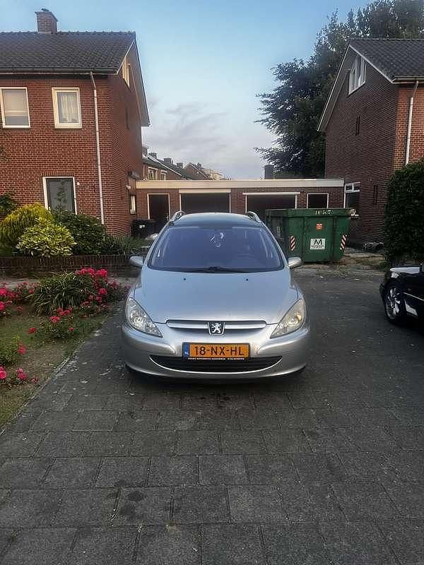 Grijs Gebruikt 2004 Peugeot 307 Premium Stationwagen | € 1.749 (Eerlijke prijs) - Afbeelding 1/4