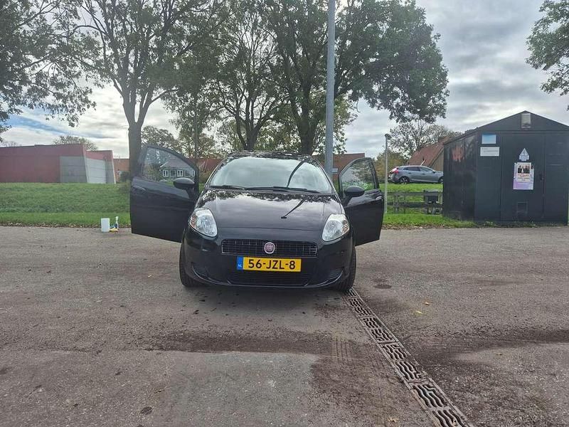 Zwart Gebruikt 2009 Fiat Punto Lusso Hatchback | € 2.000 (Eerlijke prijs) - Afbeelding 1/4