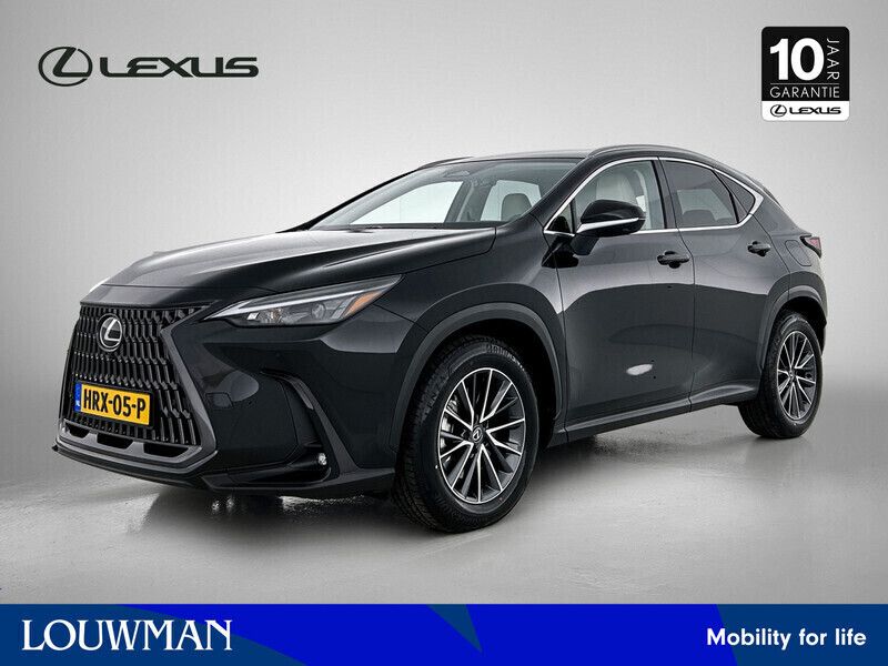 Donker zwart metallic Nieuw 2025 Lexus NX450h+ Luxury Line SUV | € 66.950 (Eerlijke prijs) - Afbeelding 1/3
