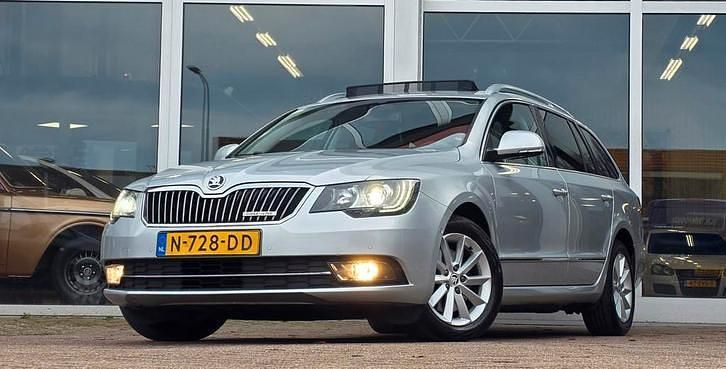 Grijs Gebruikt 2015 Skoda Superb Stationwagen | € 9.994 - Afbeelding 1/3